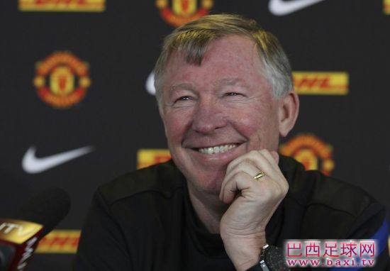 弗格森在记者发布会上开心微笑.jpg