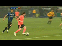 梅西的差点扑人家身上去了.gif