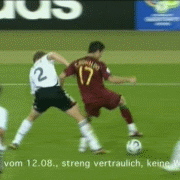C罗纳尔多的“胯下之辱.gif