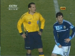 囧：哟，梅西你这是在干嘛？少儿不宜.gif