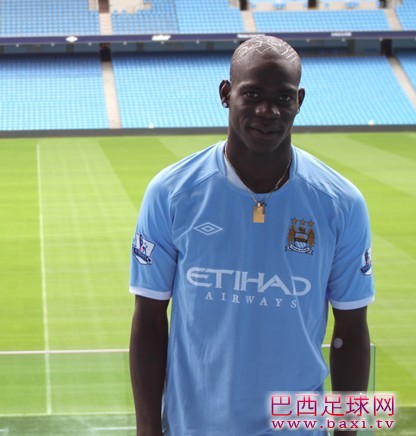 巴洛特利的税后年薪高达580万镑(约合709万欧元)，税后周薪达11.6万镑，远超他在国米时期的收入。 