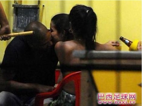 巴媒曝阿德里亚诺糜烂生活照（多图） 2.jpg