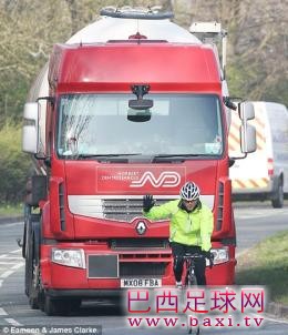 曼奇尼被红色卡车追赶，英媒借题发挥.jpg