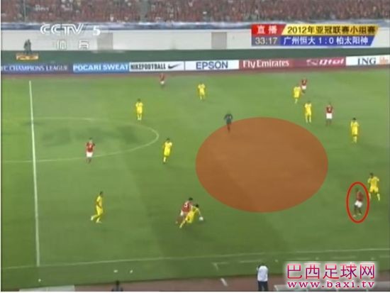 穆里奇已经拉到边路，孔卡领球转身过掉盯防自己的对手.jpg