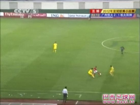 穆里奇摆脱2人的防守！.jpg