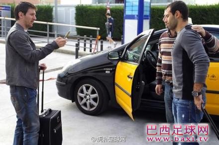 球迷让梅西拍照.jpg