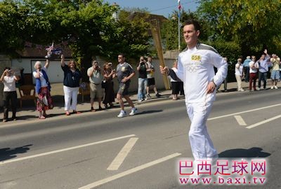 德罗巴和麦凯克伦参与奥运火炬传递2.jpg