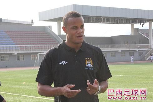 曼城队长孔帕尼现场指导国安小球员3.jpg