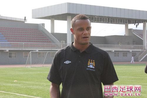 曼城队长孔帕尼现场指导国安小球员2.jpg