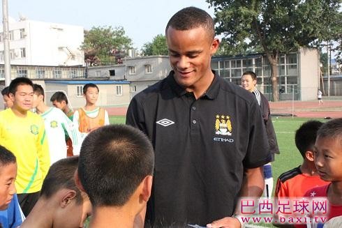 曼城队长孔帕尼现场指导国安小球员21.jpg