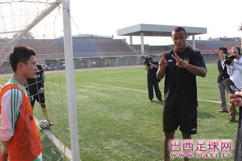 曼城队长孔帕尼现场指导国安小球员7.jpg