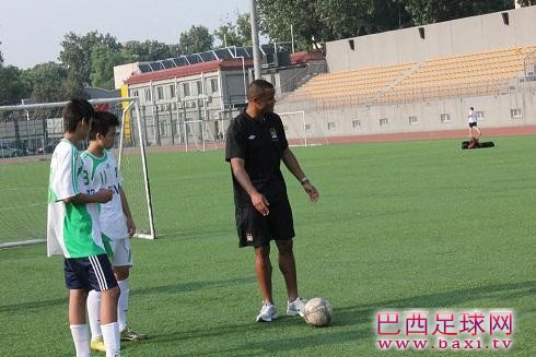 曼城队长孔帕尼现场指导国安小球员11.jpg