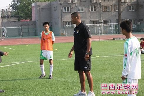 曼城队长孔帕尼现场指导国安小球员9.jpg