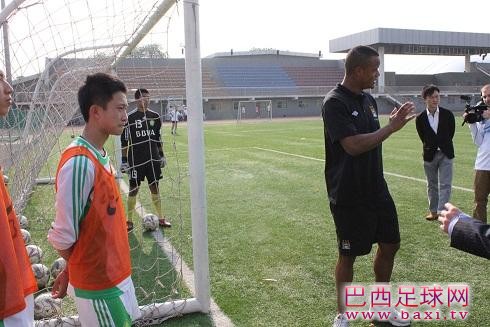 曼城队长孔帕尼现场指导国安小球员6.jpg