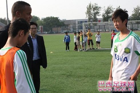 曼城队长孔帕尼现场指导国安小球员13.jpg