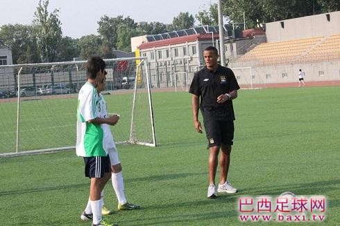 曼城队长孔帕尼现场指导国安小球员12.jpg