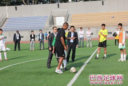 曼城队长孔帕尼现场指导国安小球员8.jpg