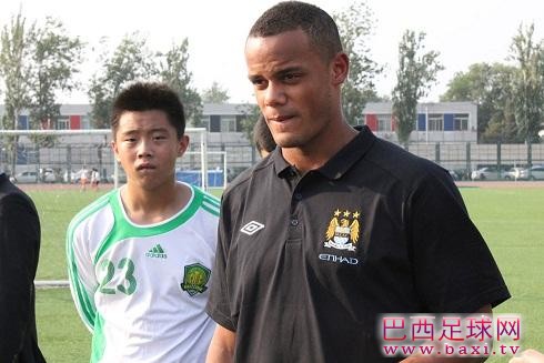 曼城队长孔帕尼现场指导国安小球员10.jpg