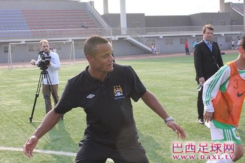 曼城队长孔帕尼现场指导国安小球员14.jpg
