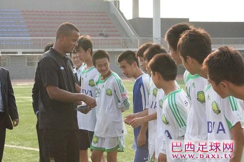 曼城队长孔帕尼现场指导国安小球员16.jpg