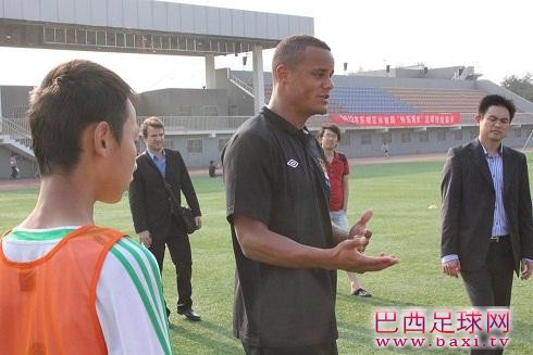 曼城队长孔帕尼现场指导国安小球员15.jpg