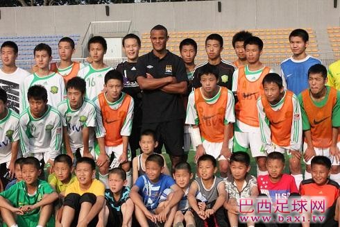 曼城队长孔帕尼现场指导国安小球员19.jpg