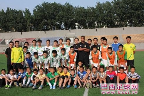 曼城队长孔帕尼现场指导国安小球员18.jpg