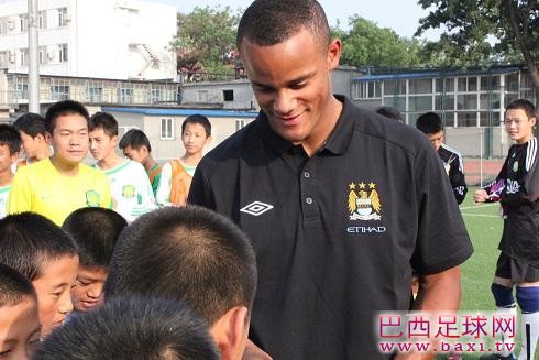 曼城队长孔帕尼现场指导国安小球员20.jpg