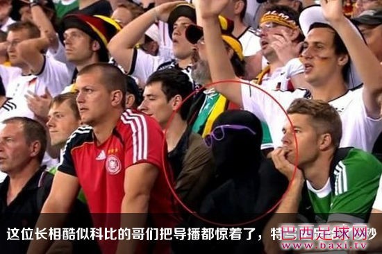 黑屌丝的德国球迷非常抢镜.jpg