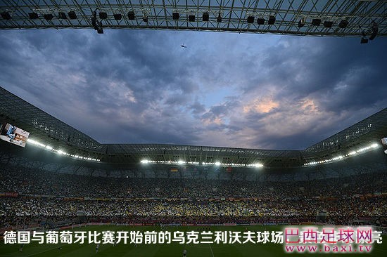 开赛前的乌克兰利沃夫球场景色非常漂亮，颇有“天人合一”的感觉.jpg
