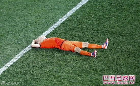 队友众怒！罗本宁放高炮死不传球.jpg