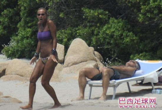 曼奇尼妻子.jpg