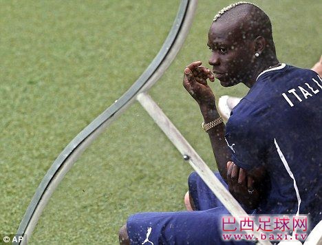 欧足联为巴洛特利撑腰 宣布调查西班牙种族歧视.jpg