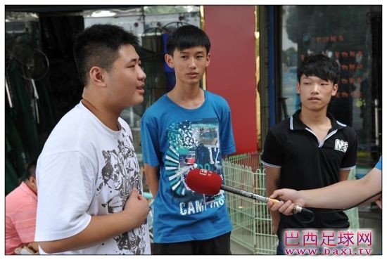 足球小将中考后狂追两公里 抢匪累到跑不动束手就擒.jpg