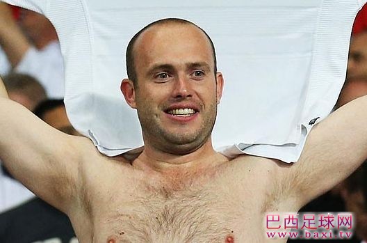 揭秘英看台脱裤露阴男.jpg