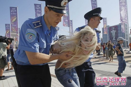 上万名裸女侵袭欧洲杯决赛场地 赤裸上身抗议1.jpeg