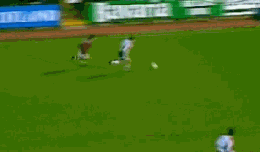 一个高难度的助攻.gif