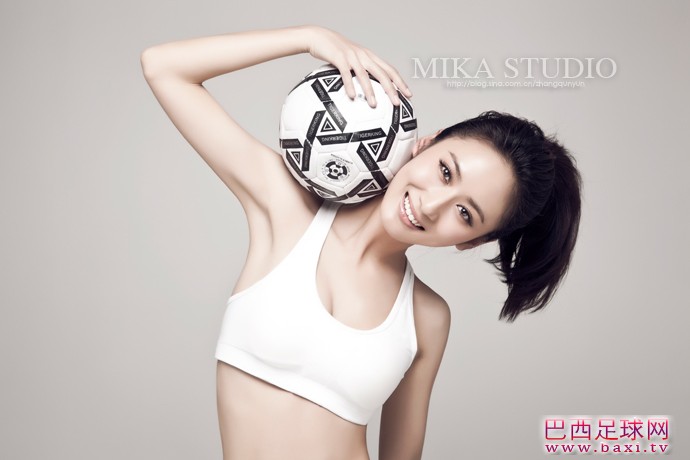 雪一样白的美女化身足球宝贝4.jpeg