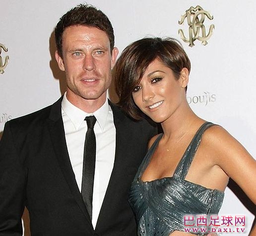 友妻门绿帽男婚礼现场揍人 宾客冲他唱只有1个特里.jpg