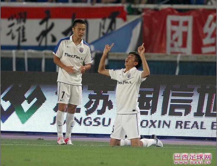 感人！戴琳进球后含泪跪拜亡父.jpg