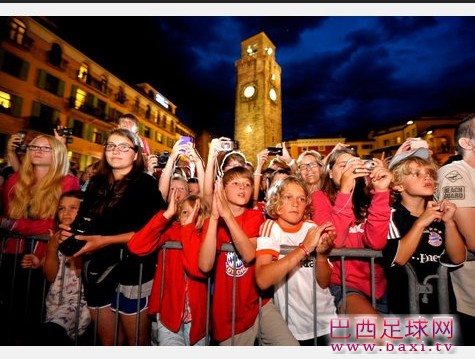 拜仁乘帆船参加发布会3.png