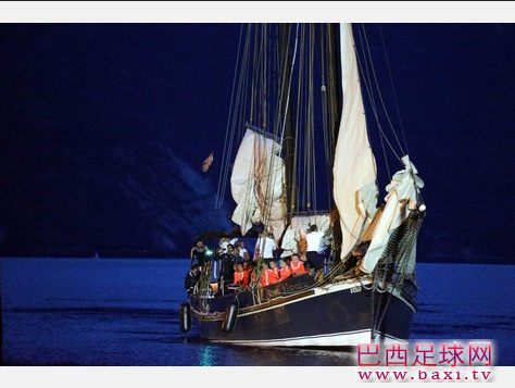 拜仁乘帆船参加发布会14.png