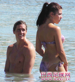 托雷斯一家海滩度假 性感娇妻比基尼秀身材2.png