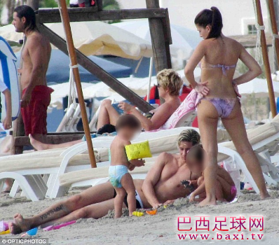 托雷斯一家海滩度假 性感娇妻比基尼秀身材4.png
