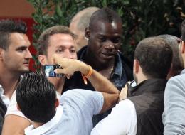 巴洛特利现身贵宾席观看米兰德比