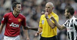 天空体育：范佩西不会因肘击遭罚