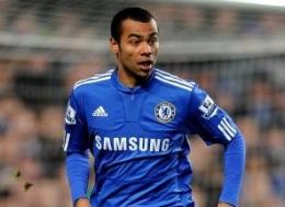 太阳报：阿什利-科尔推特再与希勒冲突