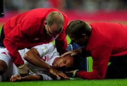 世界杯预选赛：沃尔科特被撞当场昏厥