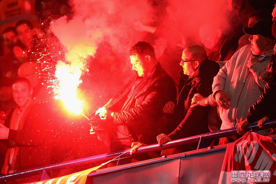 曼联球迷燃放烟火.jpg