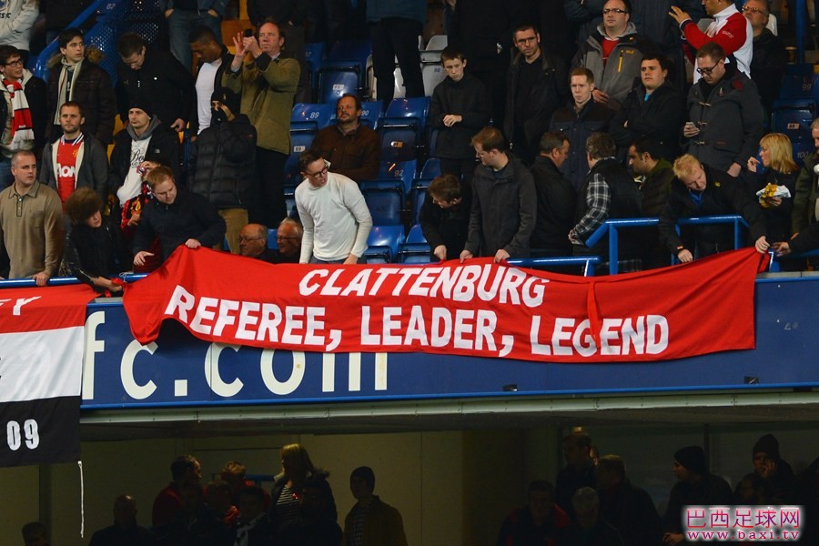 球迷打出标语：“克拉滕伯格，裁判，领袖，传奇”.jpg